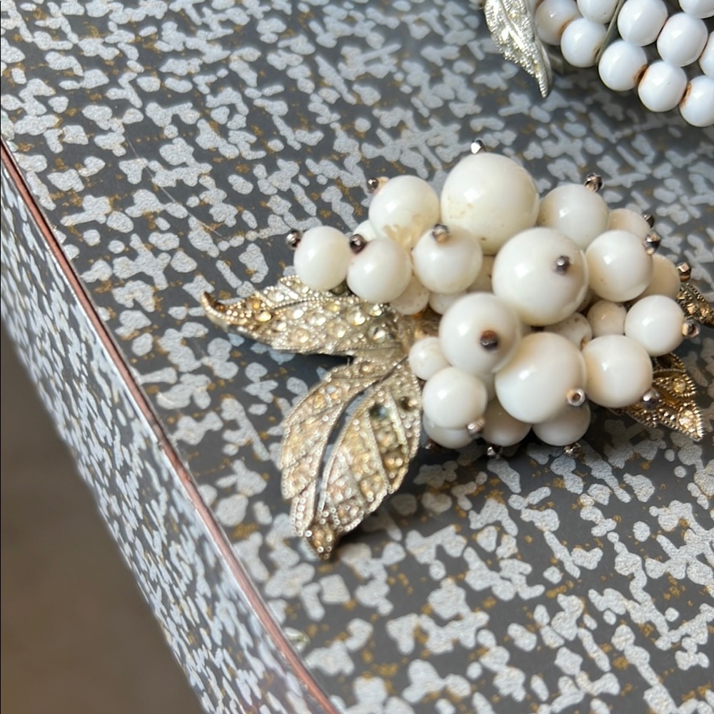 Mariam Haskell (?) white glass and studded unsigned bracelet and brooch - Picture 15 of 16
